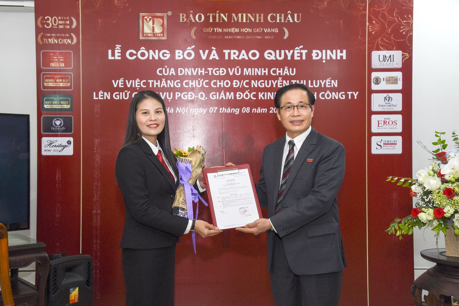 TGĐ Vũ Minh Châu trao quyết định thăng chức cho đc Nguyễn Thị Luyến