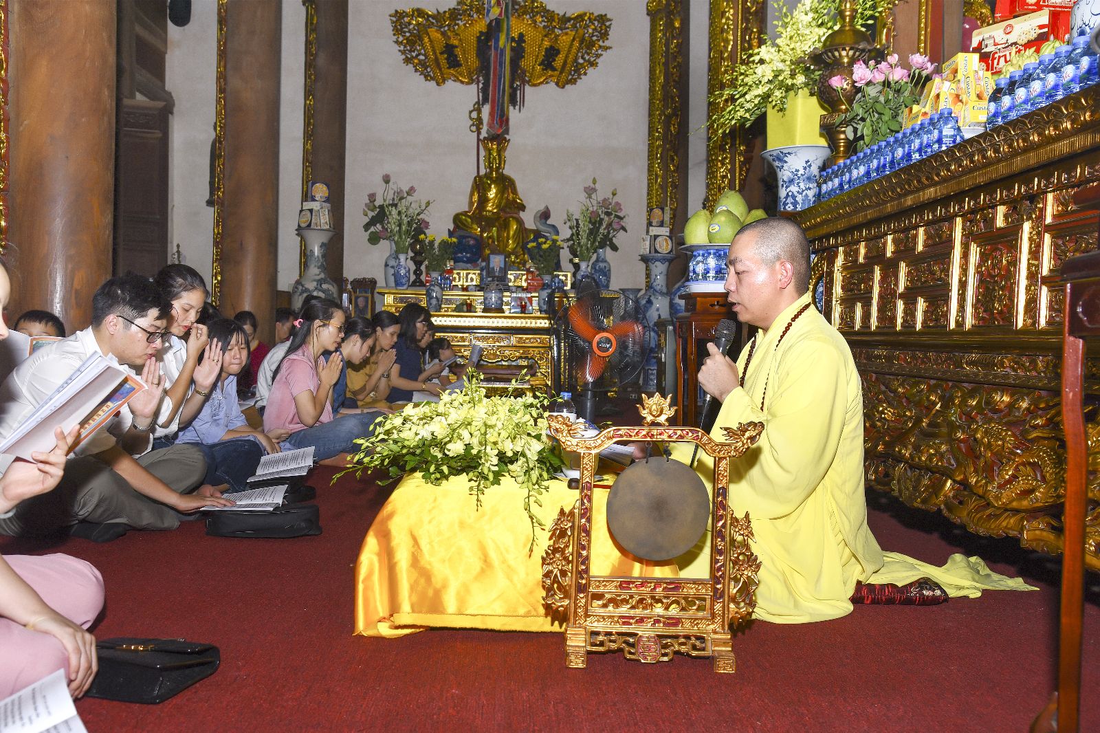 Hòa thượng Hòa thượng Thích Thanh Văncùng cbnv BTMC tung kinh Vu Lan tại Chùa Tảo Sách.