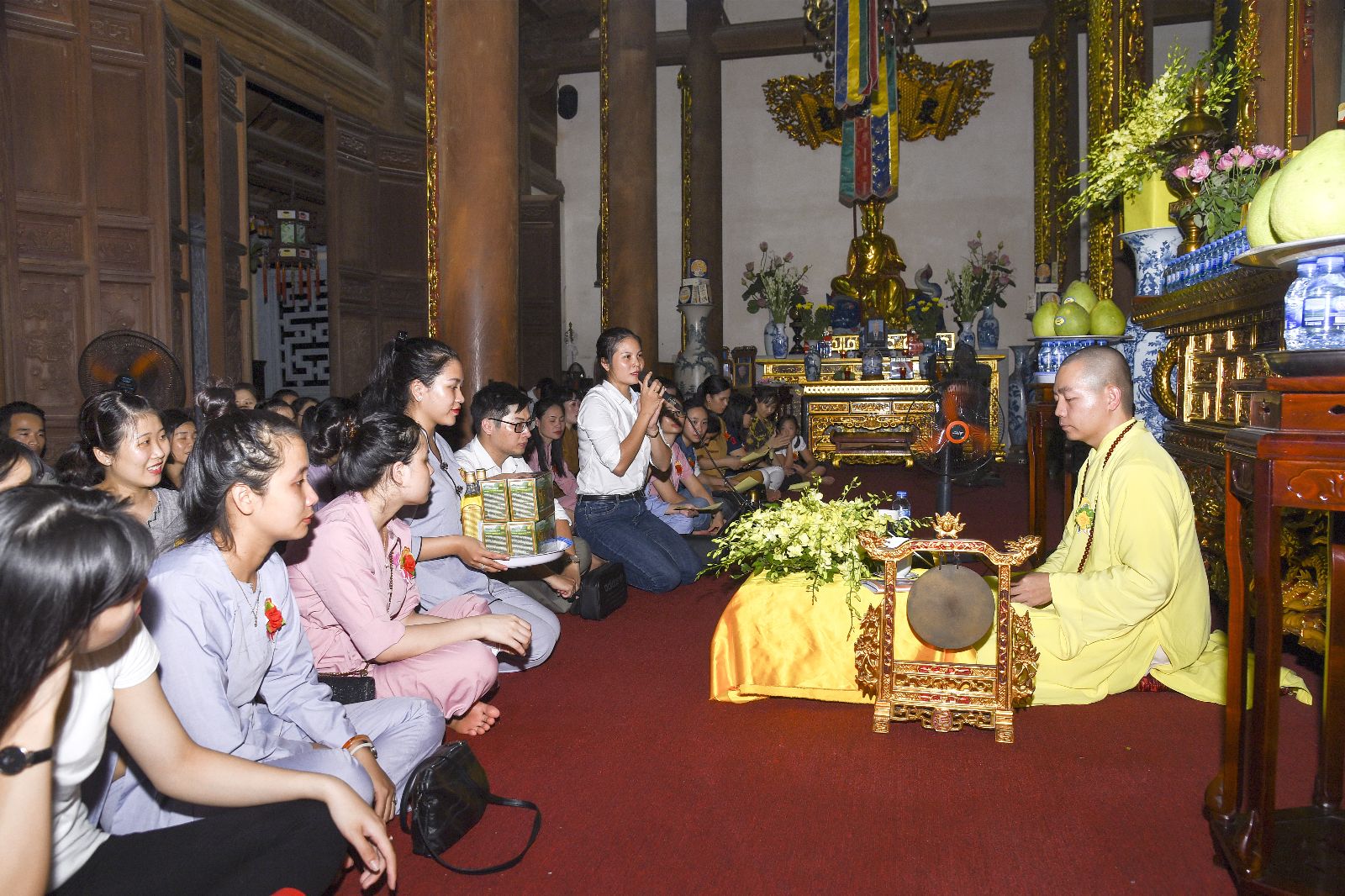 bà Nguyễn Thị Luyến - Phó Giám đốc quyền Giám đốc Kinh doanh Công ty Bảo Tín Minh Châu Đại diện Cán bộ nhân viên BTMC chia sẻ tại buổi lễ Vu lan báo hiếu.