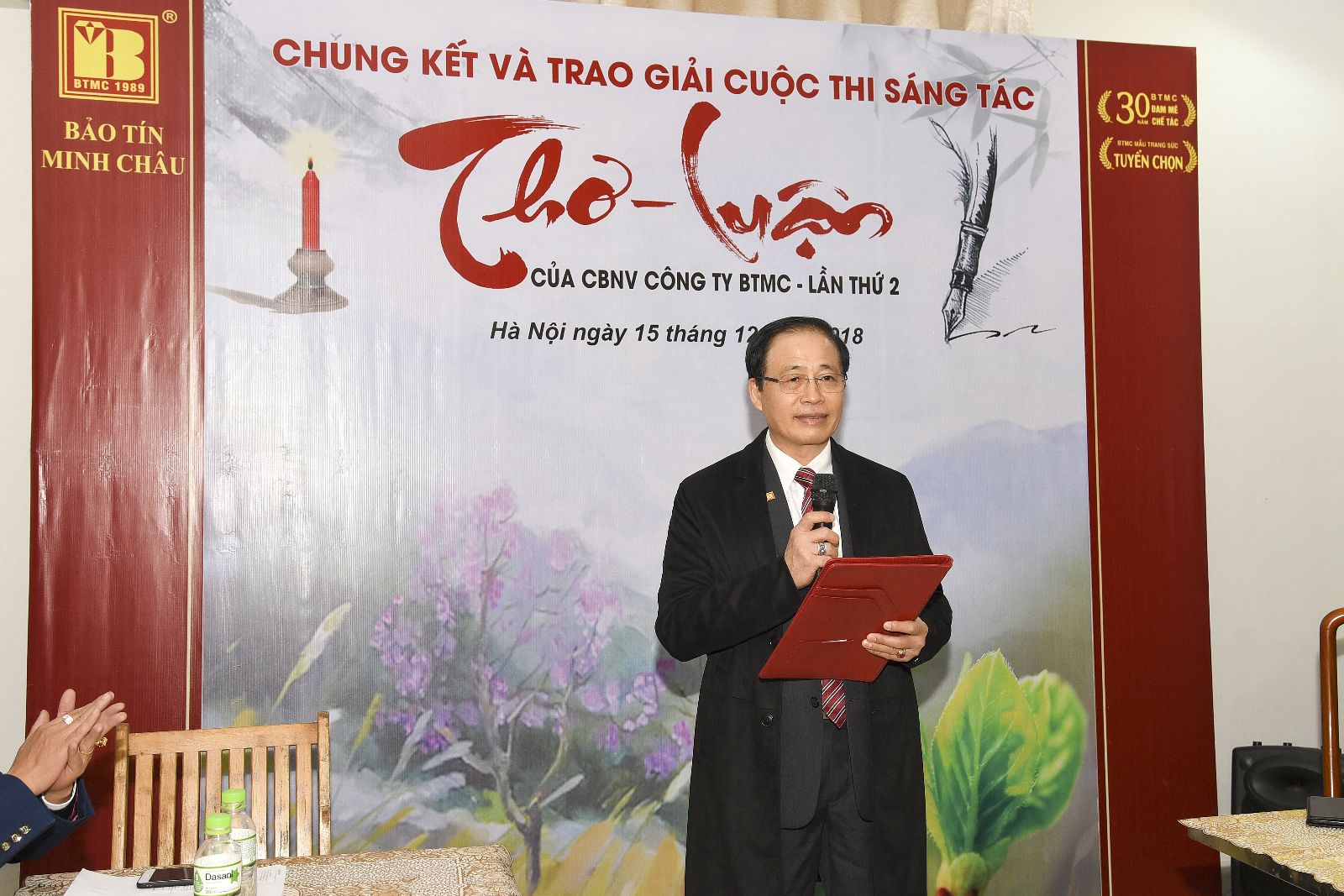 Sau hai tháng phát động cuộc thi sáng tác thơ – luận đến toàn thể cán bộ nhân viên Bảo Tín Minh Châu, ban tổ chức cuộc thi đã nhận được rất nhiều tác phẩm với sự tham gia nhiệt tình của đông đảo cán bộ nhân viên Công ty. Và sau vòng sơ khảo, Ban giám khảo đã chọn ra 21 tác phẩm xuất sắc nhất lọt vào vòng chung kết. Ngày 15.12.2018, Bảo Tín Minh Châu đã tổ chức lễ CHUNG KẾT và trao giải Cuộc thi sáng tác thơ –  luận CBNV công ty BTMC lần  thứ 2 tại văn phong Công ty thuộc khu đô thị cao cấp Vinhomes Riverside Hà Nội.