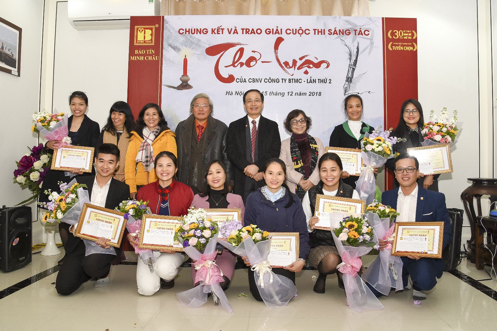 Sau hai tháng phát động cuộc thi sáng tác thơ – luận đến toàn thể cán bộ nhân viên Bảo Tín Minh Châu, ban tổ chức cuộc thi đã nhận được rất nhiều tác phẩm với sự tham gia nhiệt tình của đông đảo cán bộ nhân viên Công ty. Và sau vòng sơ khảo, Ban giám khảo đã chọn ra 21 tác phẩm xuất sắc nhất lọt vào vòng chung kết. Ngày 15.12.2018, Bảo Tín Minh Châu đã tổ chức lễ CHUNG KẾT và trao giải Cuộc thi sáng tác thơ –  luận CBNV công ty BTMC lần  thứ 2 tại văn phong Công ty thuộc khu đô thị cao cấp Vinhomes Riverside Hà Nội.