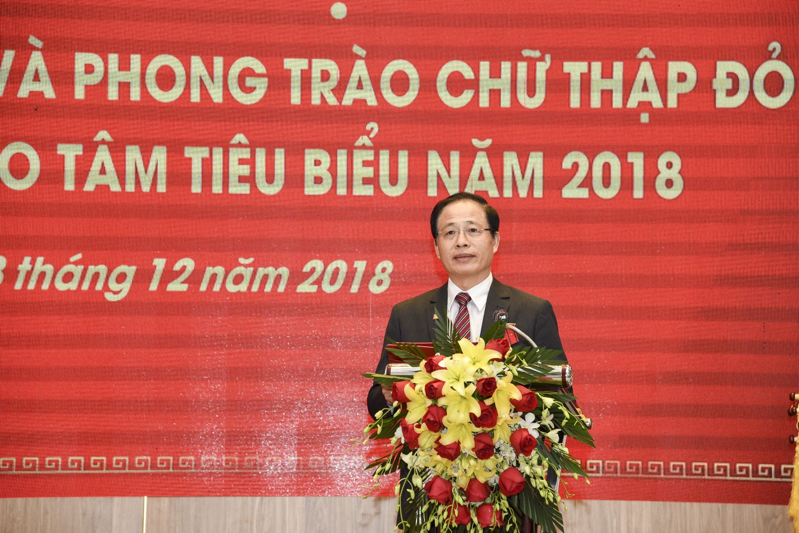 DNVH - TGĐ VŨ MINH CHÂU NHẬN BẰNG KHEN VÀ CUP TẤM LÒNG VÀNG NHÂN ÁI DO TRUNG ƯƠNG HỘI CHỮ THẬP ĐỎ VIỆT NAM TRAO TẶNG