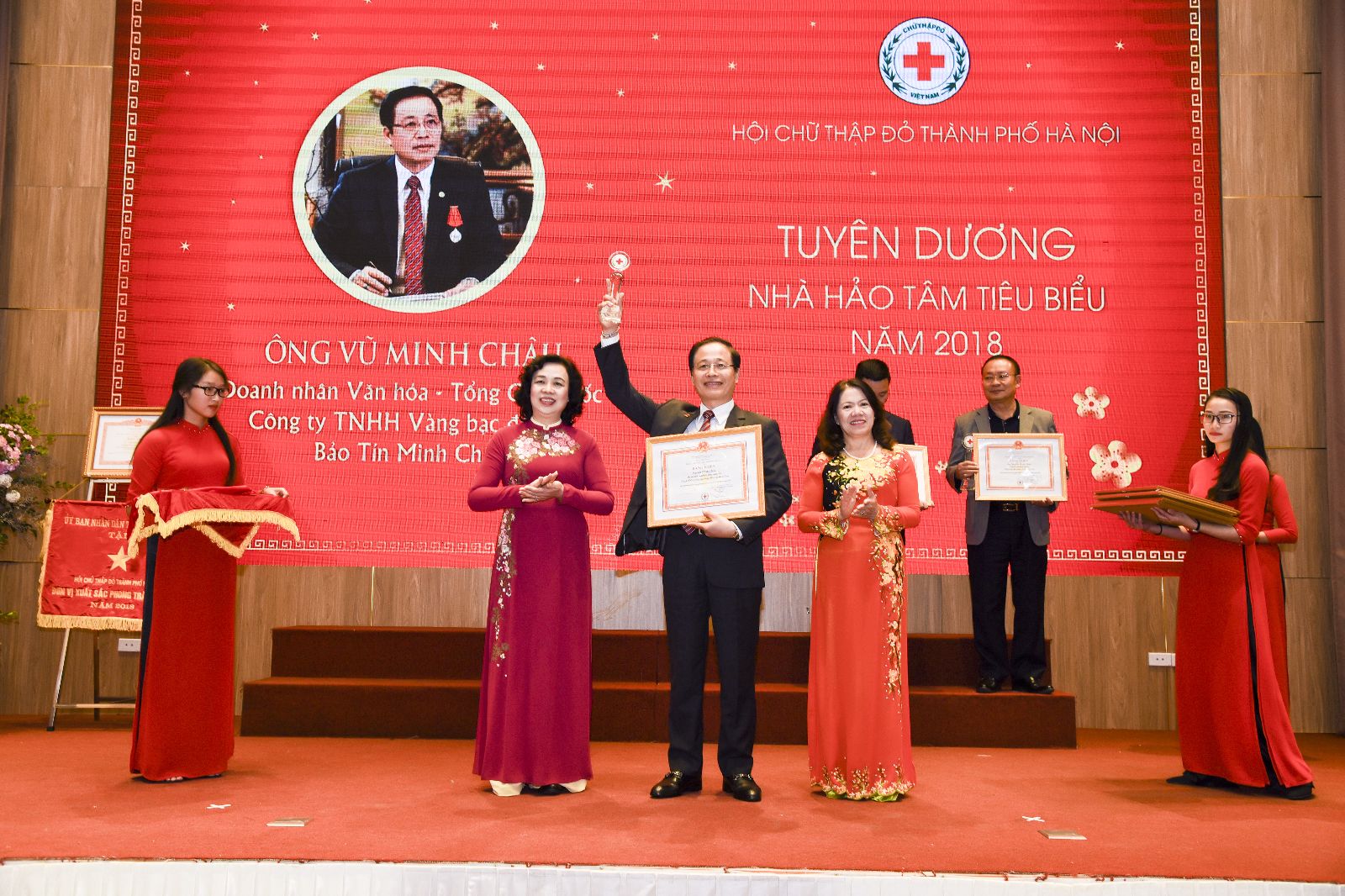 DNVH - TGĐ VŨ MINH CHÂU NHẬN BẰNG KHEN VÀ CUP TẤM LÒNG VÀNG NHÂN ÁI DO TRUNG ƯƠNG HỘI CHỮ THẬP ĐỎ VIỆT NAM TRAO TẶNG