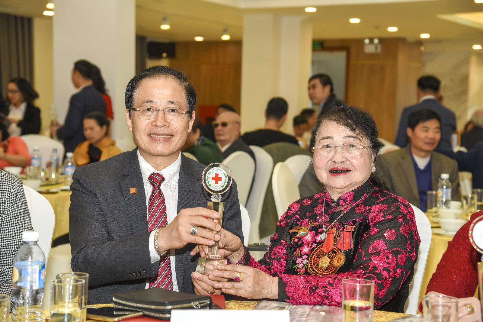 DNVH - TGĐ VŨ MINH CHÂU NHẬN BẰNG KHEN VÀ CUP TẤM LÒNG VÀNG NHÂN ÁI DO TRUNG ƯƠNG HỘI CHỮ THẬP ĐỎ VIỆT NAM TRAO TẶNG