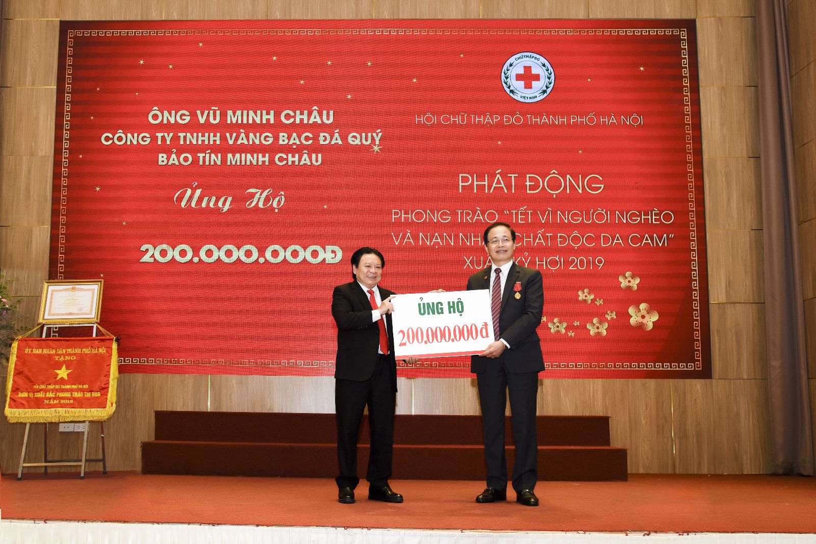 DNVH - TGĐ VŨ MINH CHÂU NHẬN BẰNG KHEN VÀ CUP TẤM LÒNG VÀNG NHÂN ÁI DO TRUNG ƯƠNG HỘI CHỮ THẬP ĐỎ VIỆT NAM TRAO TẶNG