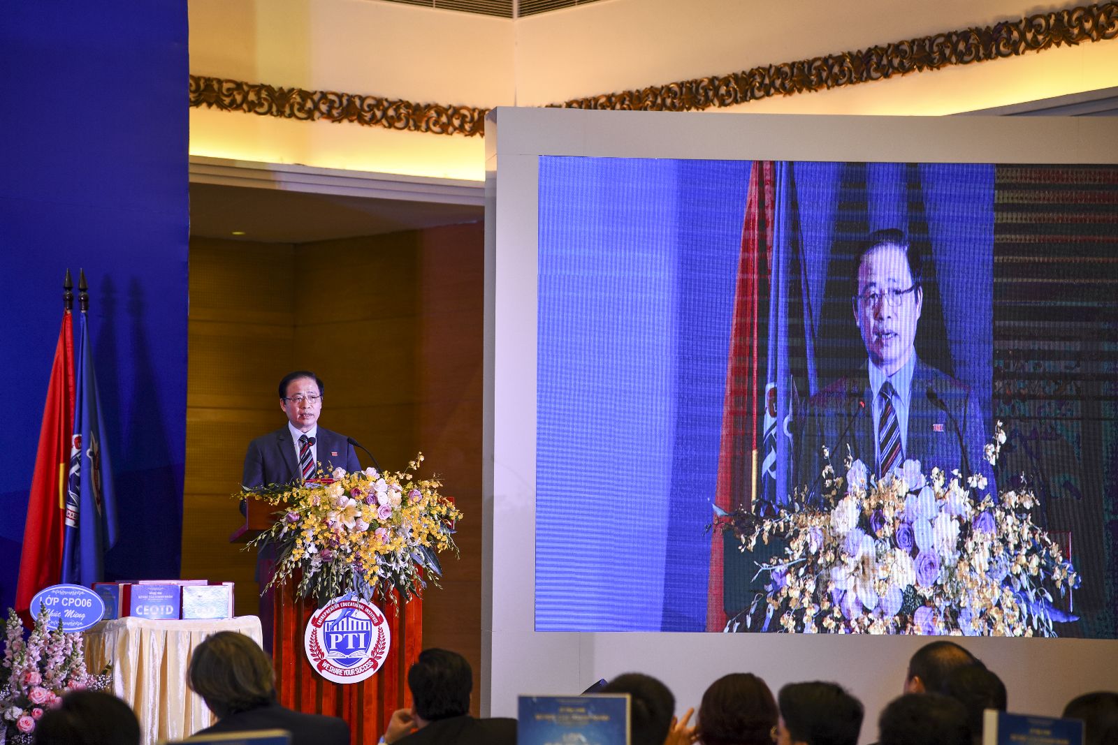 DNVH - TGĐ VŨ MINH CHÂU THAM DỰ LỄ TÔN VINH SỰ HỌC VÀ TẶNG QUÀ GIẢNG HUẤN, CÁN BỘ TRƯỜNG DOANH NHÂN PTI