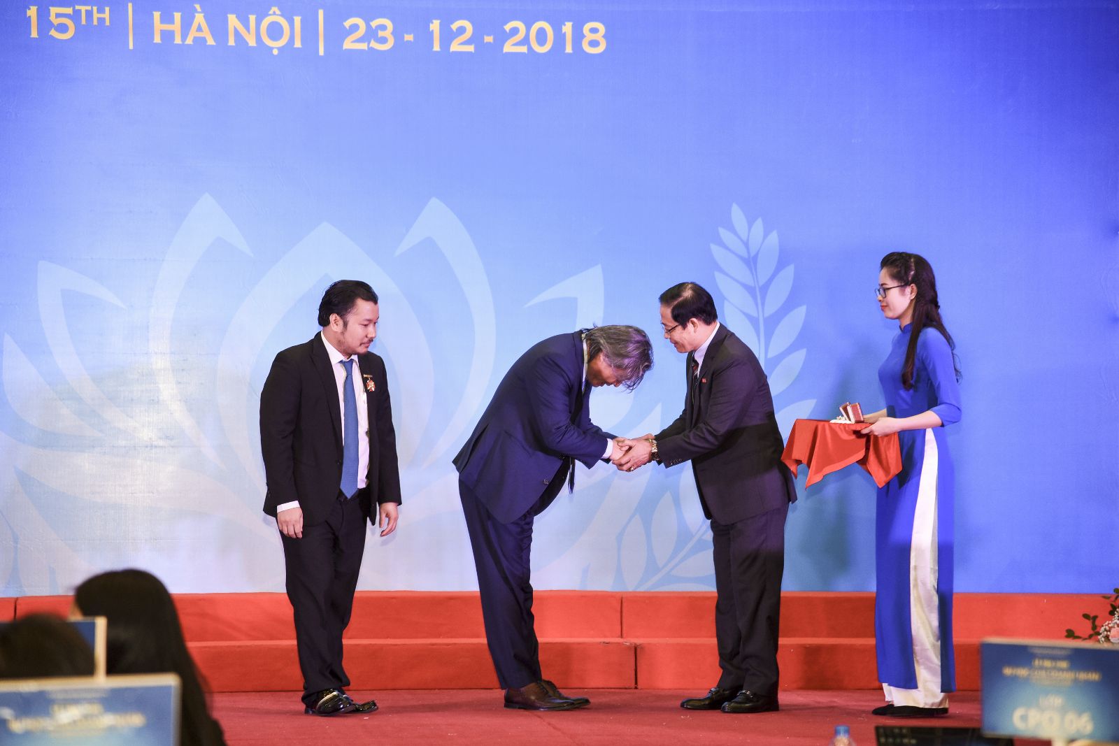 DNVH - TGĐ VŨ MINH CHÂU THAM DỰ LỄ TÔN VINH SỰ HỌC VÀ TẶNG QUÀ GIẢNG HUẤN, CÁN BỘ TRƯỜNG DOANH NHÂN PTI