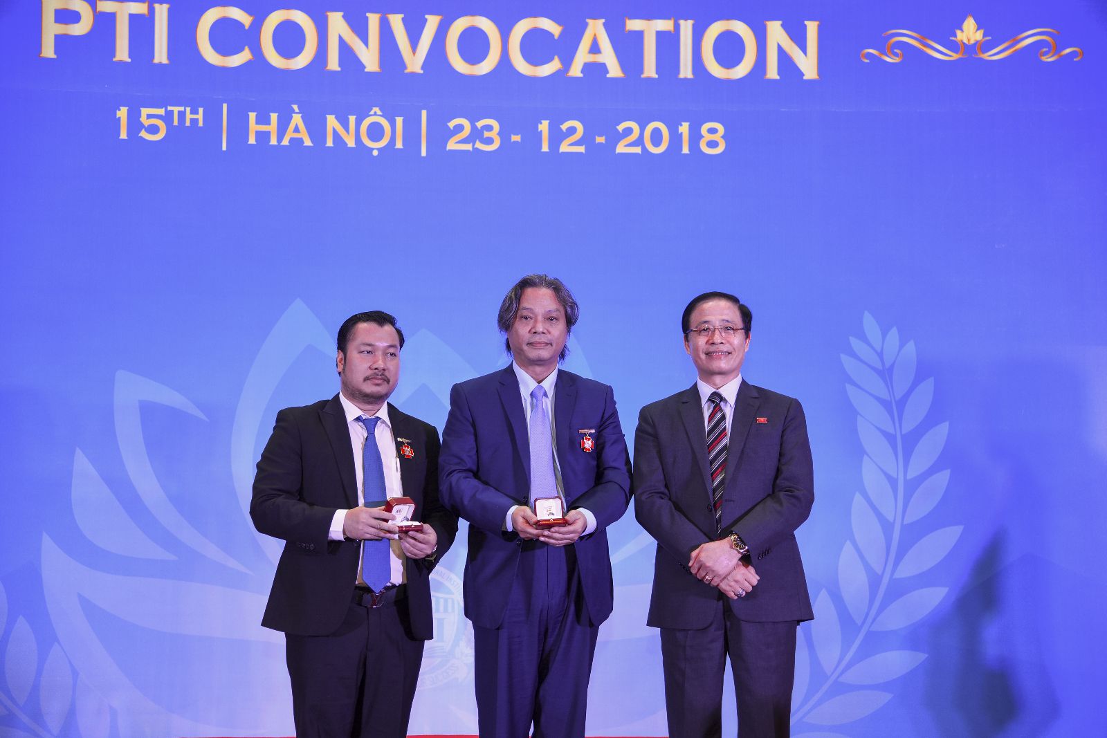 DNVH - TGĐ VŨ MINH CHÂU THAM DỰ LỄ TÔN VINH SỰ HỌC VÀ TẶNG QUÀ GIẢNG HUẤN, CÁN BỘ TRƯỜNG DOANH NHÂN PTI