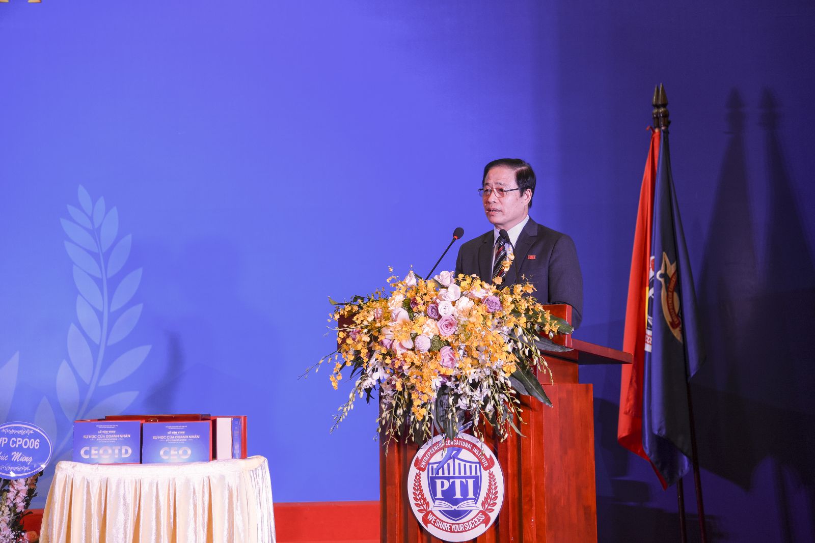 DNVH - TGĐ VŨ MINH CHÂU THAM DỰ LỄ TÔN VINH SỰ HỌC VÀ TẶNG QUÀ GIẢNG HUẤN, CÁN BỘ TRƯỜNG DOANH NHÂN PTI
