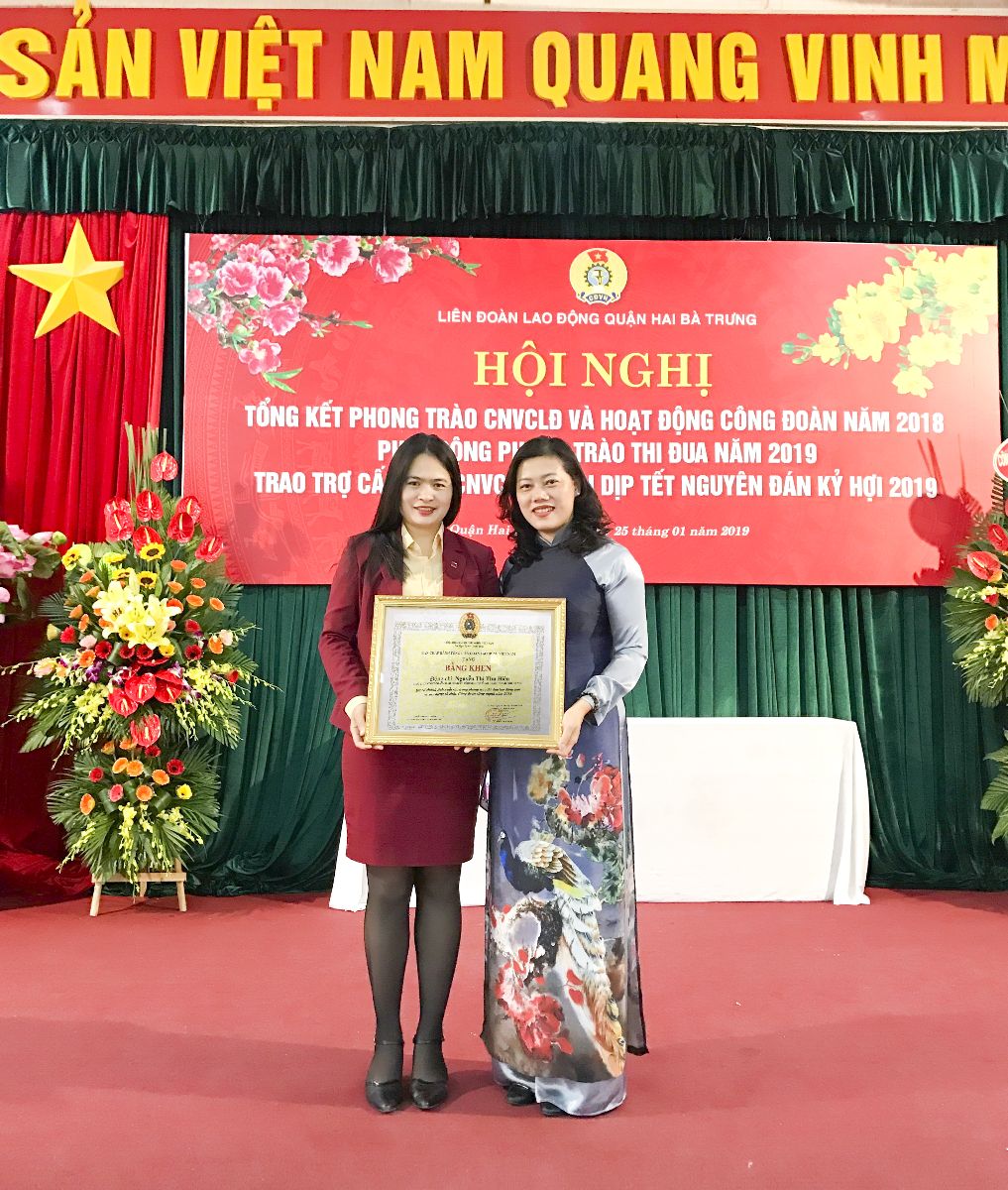 Chủ tịch Công đoàn Bảo Tín Minh Châu vinh dự nhận Bằng khen của  Ban chấp hành Tổng Liên Đoàn Lao động Việt Nam trao tặng