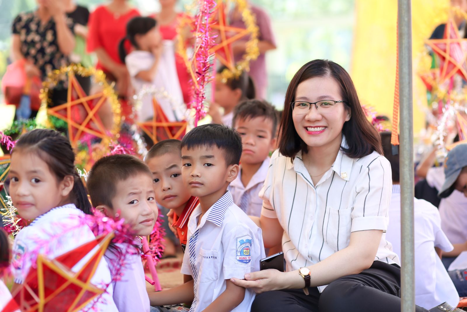 Đại diện nhà trường đón nhận tấm lòng vàng của công ty Bảo Tín Minh Châu