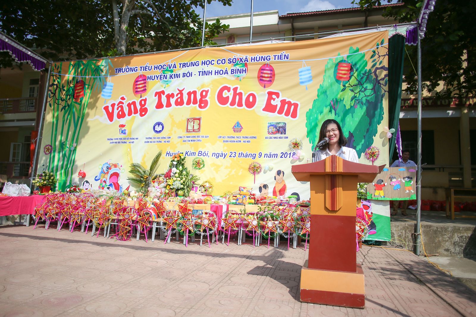 Bà Trần Cẩm Vân đại diện công ty Bảo Tín Minh Châu phát biểu tại chương trình từ thiện