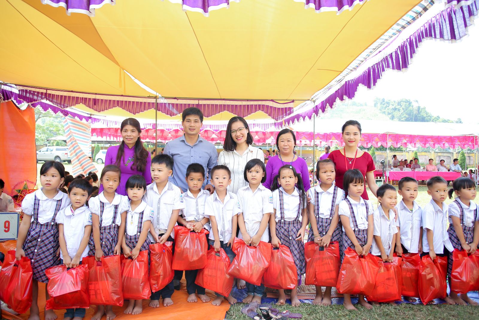 Đại diện nhà trường đón nhận tấm lòng vàng của công ty Bảo Tín Minh Châu